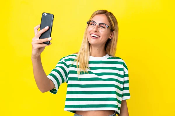 Chica Rubia Uruguaya Aislada Sobre Fondo Amarillo Haciendo Una Selfie —  Fotos de Stock