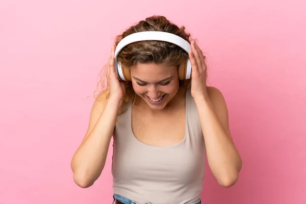 Νεαρή Ξανθιά Γυναίκα Απομονωμένη Ροζ Φόντο Ακούγοντας Μουσική — Φωτογραφία Αρχείου