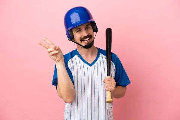 Fiatal Kaukázusi Férfi Baseball Elszigetelt Rózsaszín Háttér Mosolyog Mutatja Győzelem — Stock Fotó