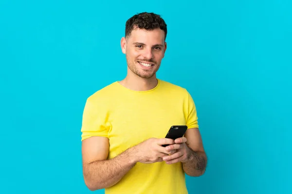 Joven Caucásico Guapo Hombre Aislado Azul Fondo Enviando Mensaje Con —  Fotos de Stock