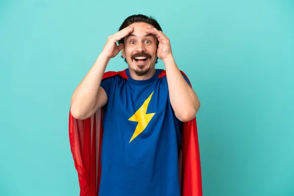 Super Hero Kaukasische Man Geïsoleerd Blauwe Achtergrond Met Verrassingsexpressie — Stockfoto