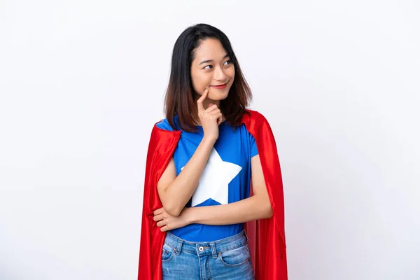 身穿超级英雄服装 思维敏捷 背景为白人的越南年轻女子 — 图库照片
