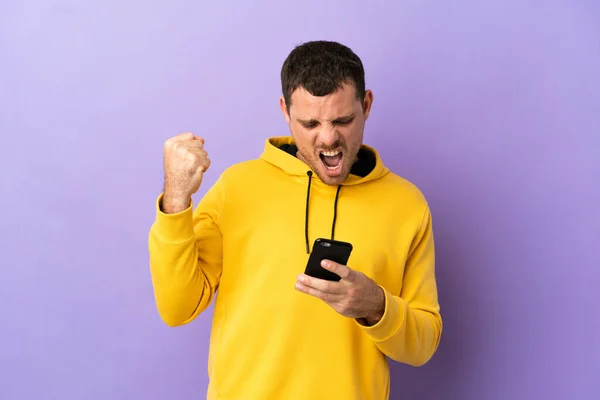 Brazilian Man Isolated Purple Background Surprised Sending Message — Stock Photo, Image