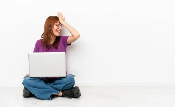 Rothaarige Mädchen Mit Einem Laptop Sitzt Auf Dem Boden Hat — Stockfoto