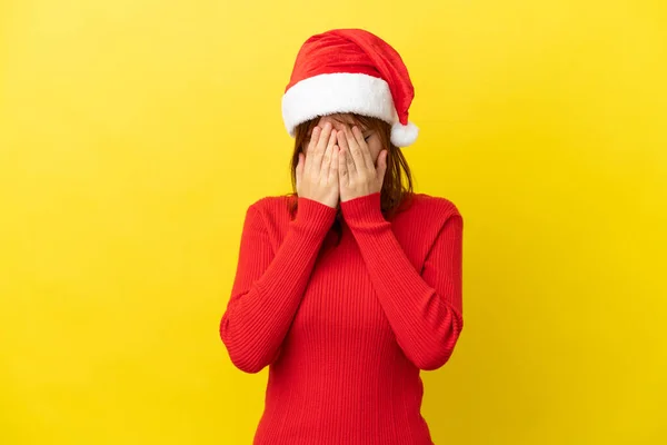 Roodharige Meisje Met Kerst Hoed Geïsoleerd Gele Achtergrond Met Moe — Stockfoto