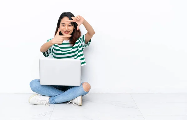 Jovem Vietnamita Com Laptop Sentado Chão Isolado Parede Branca Focando — Fotografia de Stock