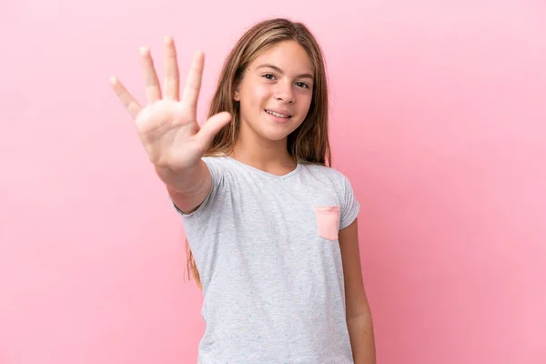ピンクの背景に5本指で数える小さな白人の女の子 — ストック写真