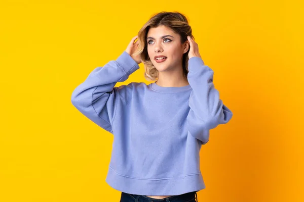 Young Russian Woman Isolated Yellow Background Having Doubts Thinking — Stock Photo, Image