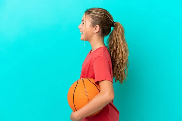 Pequeña Chica Caucásica Jugando Baloncesto Aislado Sobre Fondo Azul Riendo —  Fotos de Stock