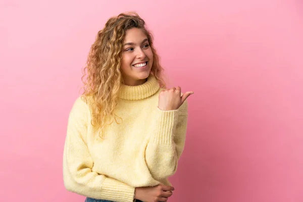 Jovem Loira Isolada Fundo Rosa Apontando Para Lado Para Apresentar — Fotografia de Stock