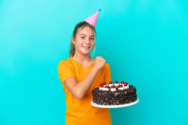 小さなCaucasian女の子保持誕生日ケーキ隔離上の青背景誇りと自己満足 — ストック写真