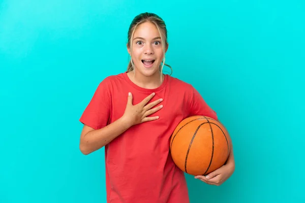 Pequeña Chica Caucásica Jugando Baloncesto Aislado Sobre Fondo Azul Sorprendido —  Fotos de Stock