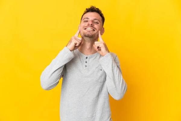 Young Caucasian Handsome Man Isolated Yellow Background Smiling Happy Pleasant — Stock Photo, Image