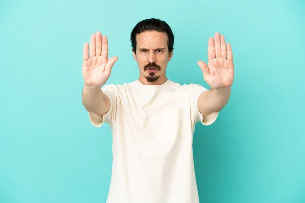 Joven Hombre Caucásico Aislado Sobre Fondo Azul Haciendo Stop Gesture — Foto de Stock