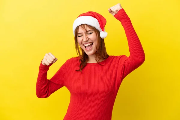 Roodharige Meisje Met Kerst Hoed Geïsoleerd Gele Achtergrond Vieren Van — Stockfoto