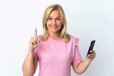 Beyaz arka planda izole edilmiş cep telefonu kullanmak harika bir fikir.