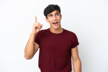 Beyaz arka planda izole edilmiş genç Arjantinli adam parmağını kaldırarak çözümü anlamaya çalışıyor.