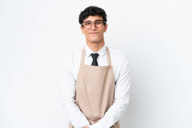 Arjantinli bir restoran garsonu beyaz arka planda gülüyor.