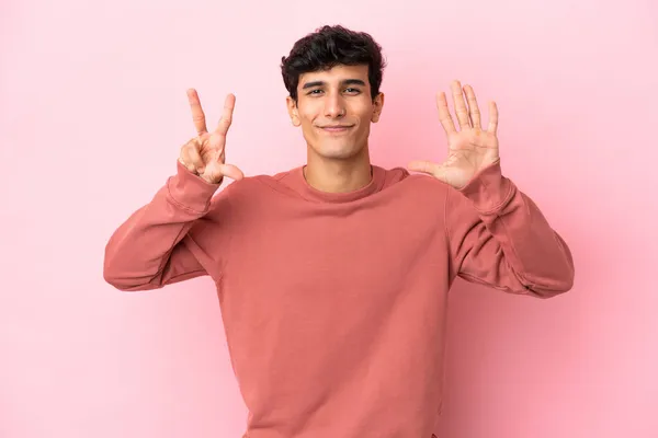 분홍색 배경에 고립된 아르헨티나 남자가 손가락으로 — 스톡 사진
