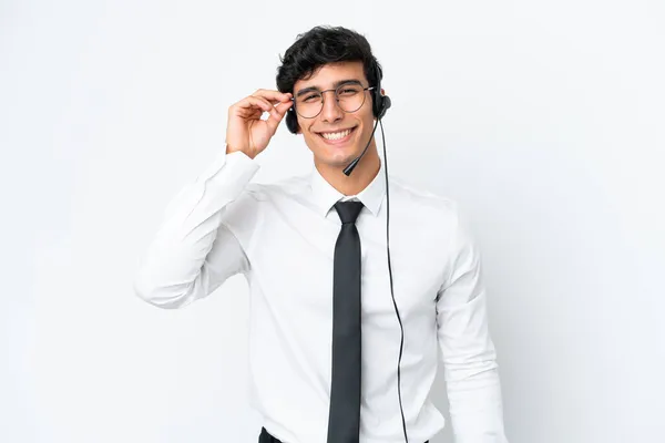 Tele Pazarlamacı Beyaz Arka Planda Gözlüklü Mutlu Bir Kulaklıkla Çalışıyor — Stok fotoğraf