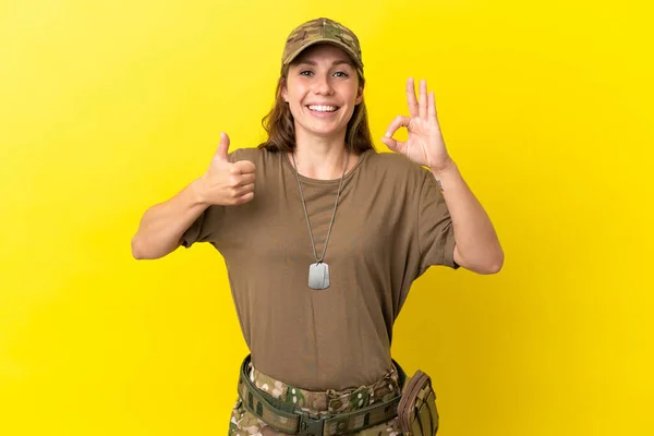 Військова Біла Жінка Тегом Собак Ізольована Жовтому Тлі Показуючи Знак — стокове фото