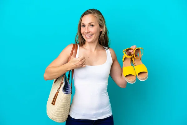 Jonge Blanke Vrouw Houden Zomer Sandalen Geïsoleerd Blauwe Achtergrond Met — Stockfoto