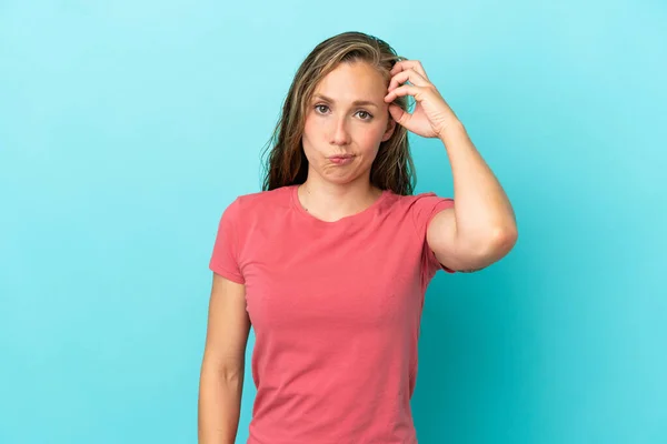 Jonge Blanke Vrouw Geïsoleerd Blauwe Achtergrond Met Een Uitdrukking Van — Stockfoto