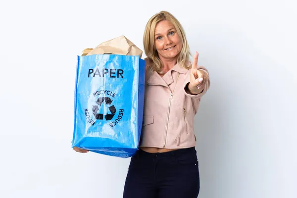 Mulher Meia Idade Segurando Saco Reciclagem Cheio Papel Para Reciclar — Fotografia de Stock