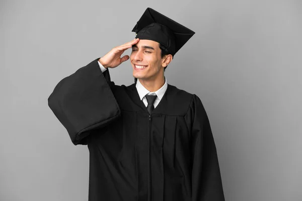 Jonge Argentijnse Universitair Afgestudeerde Geïsoleerd Grijze Achtergrond Heeft Iets Gerealiseerd — Stockfoto