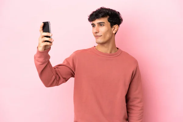 Молодий Аргентинець Ізольований Рожевому Фоні Робить Свій Вибір — стокове фото