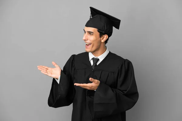 Jonge Argentijnse Universiteit Afgestudeerd Geïsoleerd Grijze Achtergrond Met Verrassing Gezichtsuitdrukking — Stockfoto