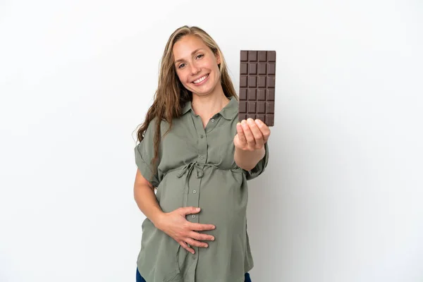 白地に孤立した若い白人女性妊娠中のチョコレートを保持 — ストック写真