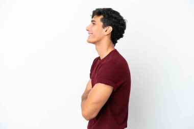 Arjantinli genç adam, beyaz arka planda yan pozisyonda izole edildi.