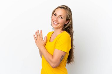 Beyaz arka planda izole edilmiş genç beyaz kadın bir şeyler planlıyor.