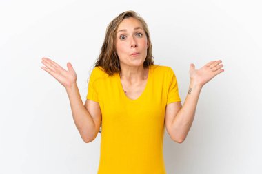 Beyaz arka planda izole edilmiş beyaz bir kadın şüpheli hareketler yapıyor.