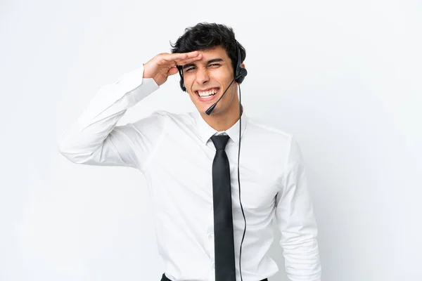 Telemarketer Man Werkt Met Een Headset Geïsoleerd Witte Achtergrond Kijken — Stockfoto