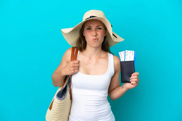 Jonge Blanke Vrouw Met Een Strandtas Paspoort Met Pamel Geïsoleerd — Stockfoto