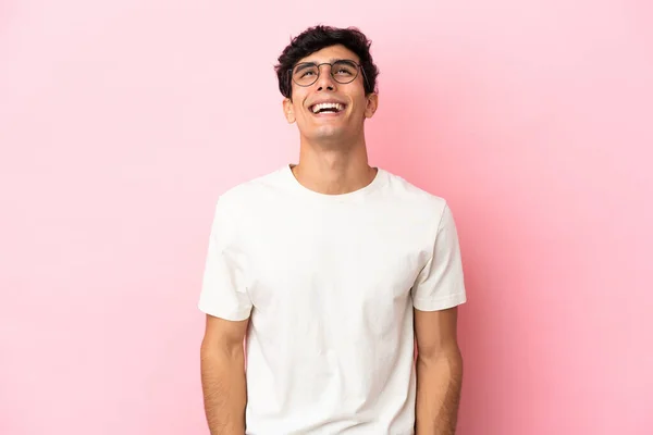 Jonge Argentijnse Man Geïsoleerd Roze Achtergrond Lachen — Stockfoto