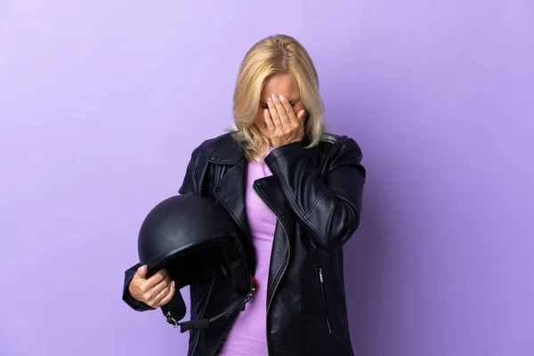 Frau Mittleren Alters Mit Motorradhelm Auf Lila Hintergrund Mit Müdem — Stockfoto