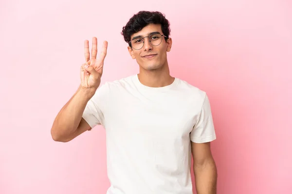 Jonge Argentijnse Man Geïsoleerd Roze Achtergrond Gelukkig Tellen Drie Met — Stockfoto
