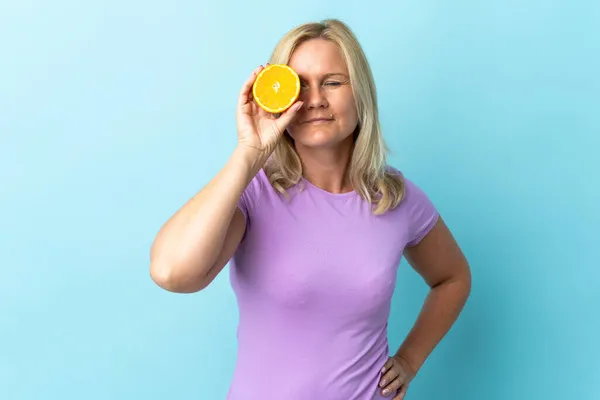 Litauerin Mittleren Alters Isoliert Auf Blauem Hintergrund Mit Einer Orange — Stockfoto