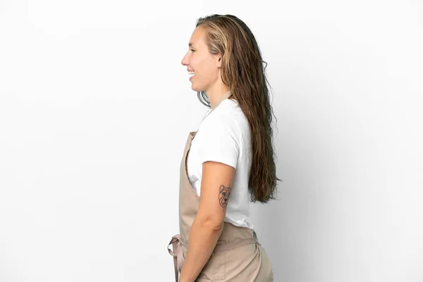 Restaurantkellner Kaukasische Frau Isoliert Auf Weißem Hintergrund Lacht Seitlicher Position — Stockfoto