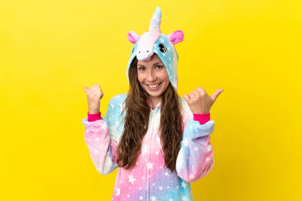 Chica Con Pijama Unicornio Sobre Fondo Aislado Con Los Pulgares — Foto de Stock