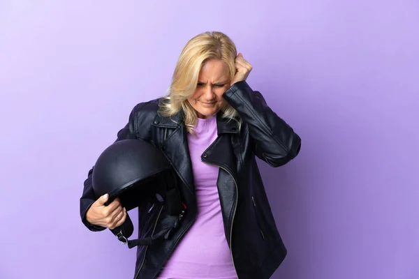 Középkorú Kezében Egy Motorkerékpár Sisak Elszigetelt Lila Háttér Frusztrált Fedő — Stock Fotó