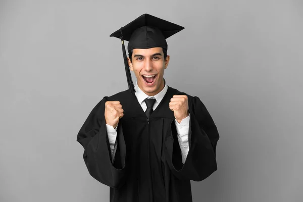 Νεαρός Αργεντινός Απόφοιτος Πανεπιστημίου Απομονωμένος Γκρίζο Φόντο Γιορτάζοντας Μια Νίκη — Φωτογραφία Αρχείου