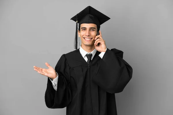 Jonge Argentijnse Afgestudeerde Universiteit Geïsoleerd Grijze Achtergrond Houden Van Een — Stockfoto