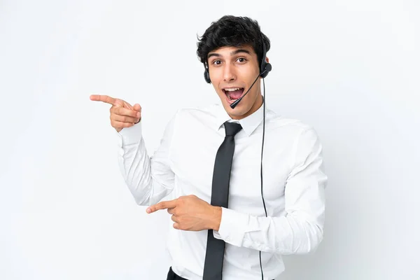 Telemarketer Man Werken Met Een Headset Geïsoleerd Witte Achtergrond Verrast — Stockfoto