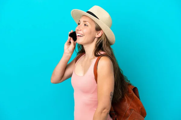 Giovane Donna Caucasica Vacanze Estive Isolato Sfondo Blu Mantenendo Una — Foto Stock