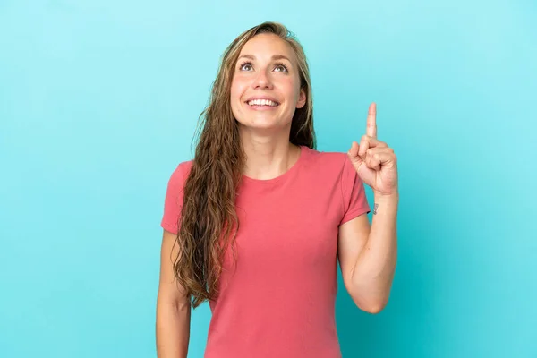 Jovem Mulher Caucasiana Isolado Fundo Azul Apontando Para Cima Surpreendido — Fotografia de Stock