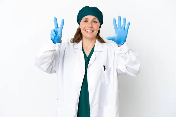Yeşil Üniformalı Cerrah Beyaz Arka Planda Izole Edilmiş Yediyi Parmaklarıyla — Stok fotoğraf